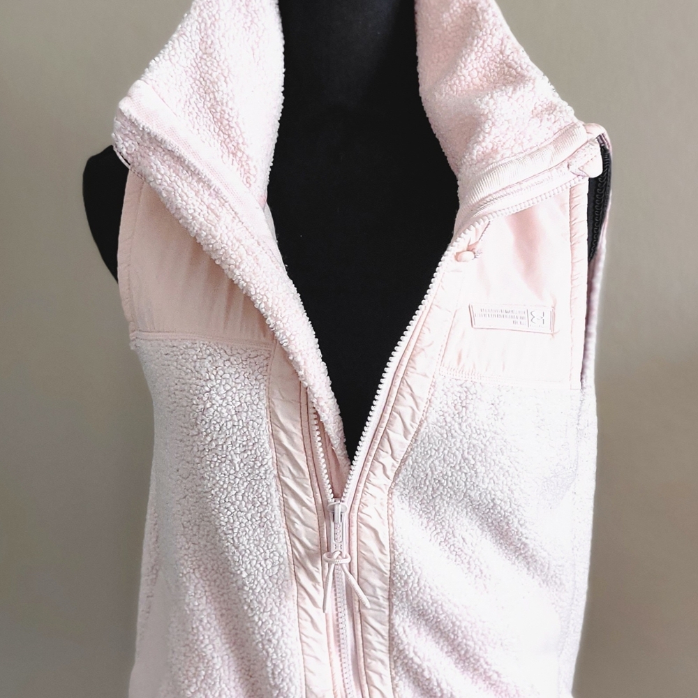 Small Under Armour Pale Pink Vest with Zippered Pockets and Adjustable Waistline